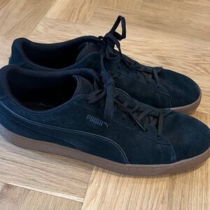 Puma Suede Classic Men's Black Sneakers w/Gum Rubber Sole.